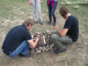 Männer machen Feuer