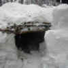 Winter Outdoor Survival Behausung im Schnee Biwak bauen